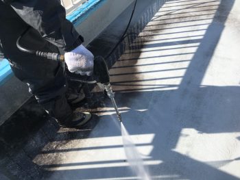 横浜市栄区O様邸屋上FRP防水保護塗装前高圧洗浄作業
