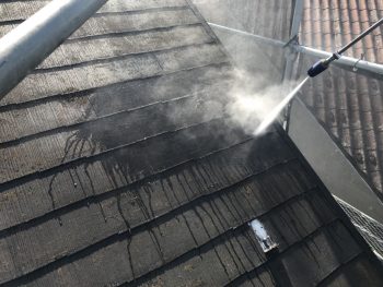 横浜市栄区O様邸サーモアイＳｉ艶有屋根塗装前高圧洗浄作業