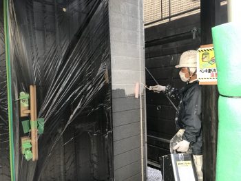 横浜市栄区O様邸インディフレッシュセラ外壁塗装下塗り施工中画像