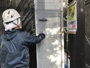 横浜市栄区O様邸インディフレッシュセラ外壁塗装上塗り１回目施工中画像