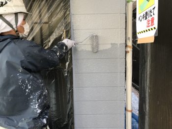 横浜市栄区O様邸インディフレッシュセラ外壁塗装上塗り２回目施工中画像