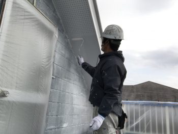 横浜市栄区O様邸軒天塗り替え上塗り２回目施工中