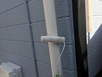 横浜市栄区O様邸雨樋塗り替え上塗り２回目施工中