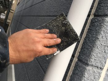 横浜市栄区O様邸雨樋塗り替え前ケレン作業