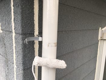 横浜市栄区O様邸雨樋塗り替え上塗り１回目施工中