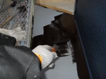 横浜市戸塚区H様邸霧除け庇上塗り１回目　