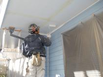 横浜市戸塚区H様邸軒天上塗り１回目