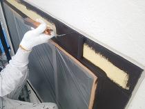 横浜市戸塚区I様邸窓枠塗装上塗り１回目