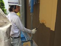 横浜市栄区S様邸ダイヤモンドコート外壁塗装上塗り１回目施工中