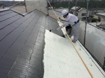 横浜市栄区S様邸屋根塗装上塗り１回目施工中