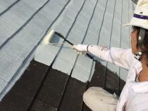 横浜市栄区S様邸屋根塗装下塗り１回目施工中
