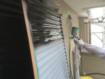 横浜市南区M様邸雨戸塗り替え上塗り１回目吹付塗装