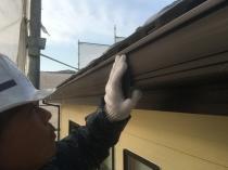 横浜市戸塚区M様邸雨樋塗装前ケレン作業