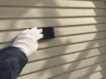 横浜市戸塚区P様邸雨戸塗替え前ケレン作業