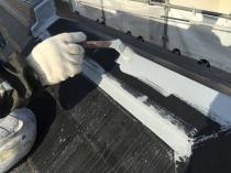 横浜市戸塚区P様邸屋根棟板金錆止め塗装中