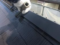 横浜市戸塚区P様邸屋根棟板金塗装施工中