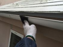 横浜市戸塚区P様邸雨樋塗装前ケレン作業