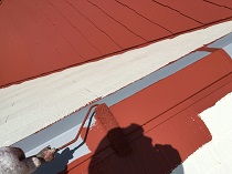 横浜市中区I様邸屋根棟板金塗装上塗り１回目施工中