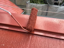 横浜市中区I様邸屋根棟板金塗装上塗り２回目施工中