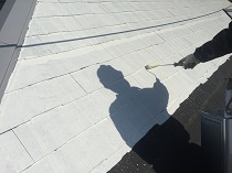 横浜市中区I様邸屋根塗装下塗り１回目施工中