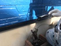 横浜市栄区K様邸水切り上塗り２回目塗装中