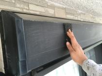 横浜市栄区K様邸シャッターボックス塗装前ケレン作業