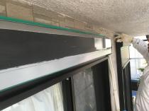 横浜市栄区K様邸シャッターボックス塗装前錆止め施工中