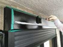 横浜市栄区K様邸シャッターボックス上塗り１回目施工中