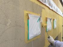 横浜市泉区S様邸ダイヤモンドコート外壁塗装上塗り１回目施工中