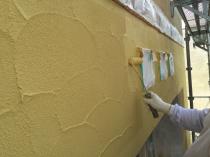 横浜市泉区S様邸ダイヤモンドコート外壁塗装上塗り２回目施工中