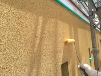 横浜市泉区S様邸ダイヤモンドコート外壁塗装上塗り１回目施工中