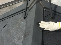 横浜市戸塚区K様邸屋根棟板金塗装サーモアイ4F施工前ケレン作業