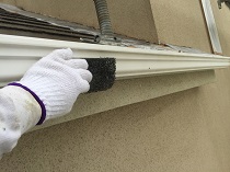 横浜市戸塚区K様邸雨樋塗装施工前ケレン作業