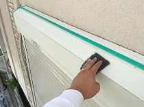 横浜市戸塚区K様邸シャッターボックス塗装ファイン４Fセラミック施工前ケレン作業