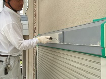 横浜市戸塚区K様邸シャッターボックス塗装ファイン４Fセラミック施工中