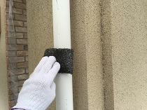 横浜市戸塚区K様邸雨樋塗装施工前ケレン作業