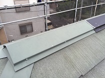 横浜市港北区Y様邸屋根棟板金塗装前の画像