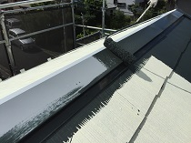 横浜市港北区Y様邸屋根棟板金塗装中の画像