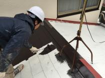 横浜市泉区I様邸屋根塗装上塗り1回目施工中