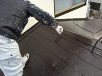 横浜市泉区I様邸屋根塗装上塗り2回目施工中