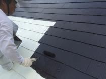 横浜市港南区Y様邸屋根塗り替え遮熱上塗り１回目