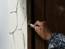 神奈川県三浦郡葉山町W様邸玄関扉塗装上塗り２回目