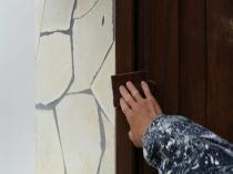 神奈川県三浦郡葉山町W様邸玄関扉塗装前ケレン作業