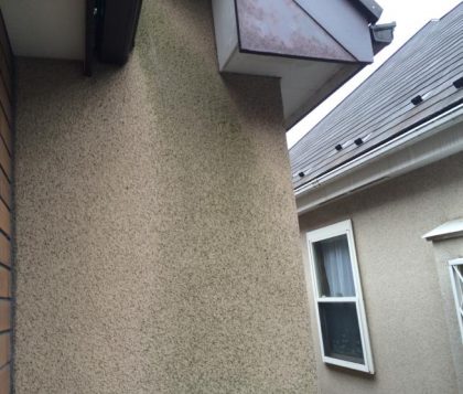 塗装前の住宅外壁側面