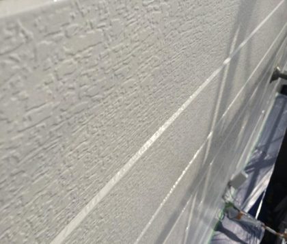 施工中の白の外壁側面