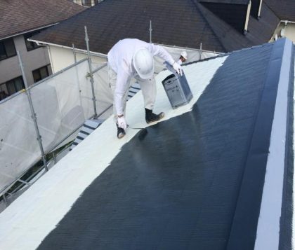 屋根塗装中の功栄の職人