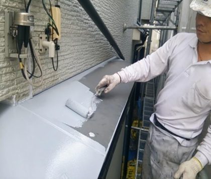 鉄部の錆止め作業中の功栄の職人