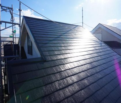 遮熱塗料を塗った後の太陽の光が当たる屋根