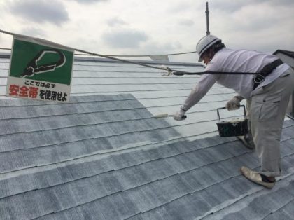 安全帯を付けて屋根塗装作業中の功栄の職人