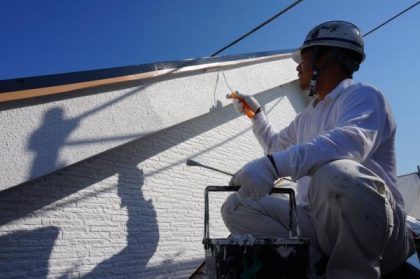 破風箇所を塗装する塗装専門店功栄の職人